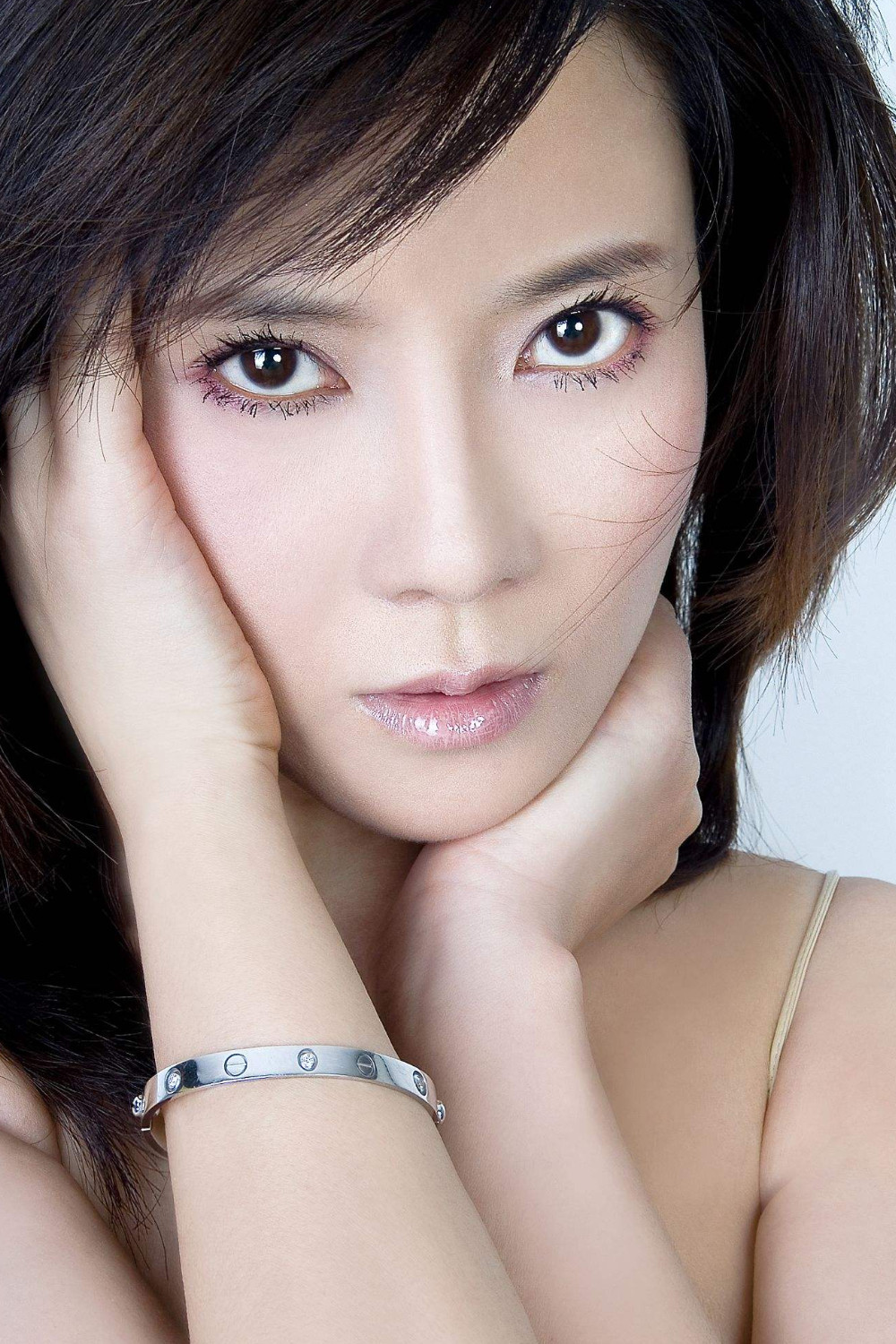 何佳怡档期咨询,出席活动及广告代言业务洽谈