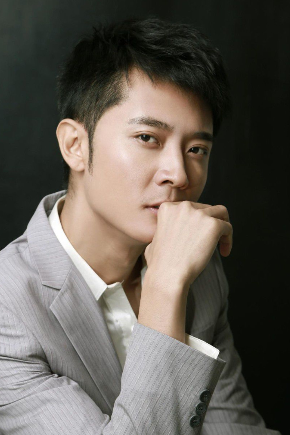 张丹峰内地明星影视演员张丹峰商业演出费:20万元/场张丹峰肖像使用费