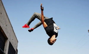 白牌围攻、赛道跨界,中国服饰行业迎来最卷时代